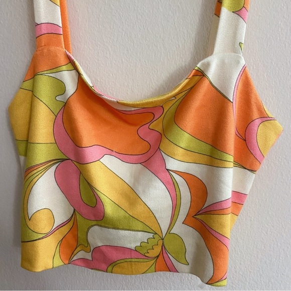 Tropical Style Twisted Back Crop Top - Picture 4 of 7